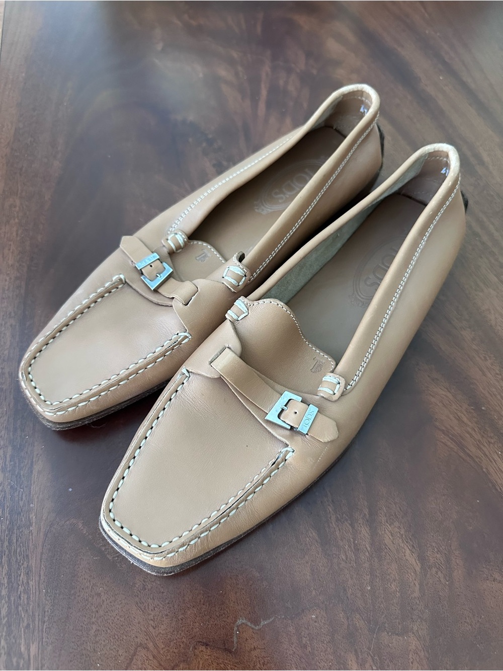 Tod’s women beige leather buckle loafers size 10